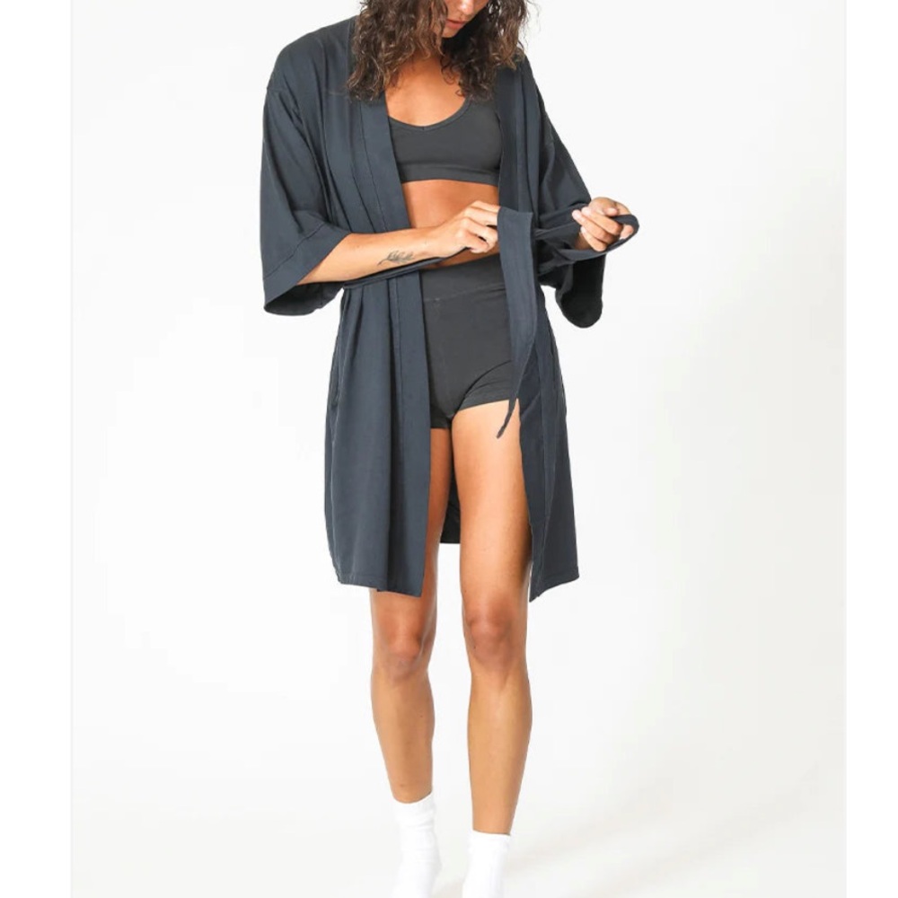 NWT Perfect White Tee Mariah Robe Dark Grey Size Small